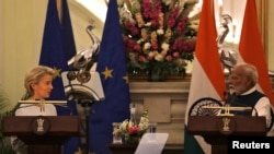 
হায়দ্রাবাদ হাউসে এক যৌথ সংবাদ বিবৃতি দেওয়ার সময়ে ইউরোপীয় কমিশনের প্রেসিডেন্ট উরসুলা ভন দ্যর লেয়েন এবং ভারতের প্রধানমন্ত্রী নরেন্দ্র মোদী। নতুন দিল্লি, ২৮ ফেব্রুয়ারি,২০২৫।
