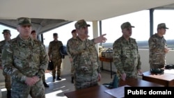 Azərbaycan müdafiə naziri Zakir Həsənov İranla sərhəd ərazidə keçirilən hərbi təlimləri izləyir (Foto Azərbaycan Müdafiə Nazirliyinindir)
