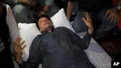 Mantan Perdana Menteri Pakistan Imran Khan, terluka dalam insiden penembakan di Wazirabad, Pakistan, Kamis, 3 November 2022. (Pakistan Tehreek-e-Insaf via AP)