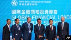 2022年11月2日，在香港出席国际金融领袖投资峰会的金融家合影。（美联社照片）
