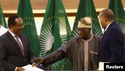 Former Nigerian president and African Union envoy Olesegun Obasanjo gestures to Ethiopian government representative Redwan Hussien and Tigray delegate Getachew Reda, in Pretoria , South Africa, Nov. 2, 2022. 