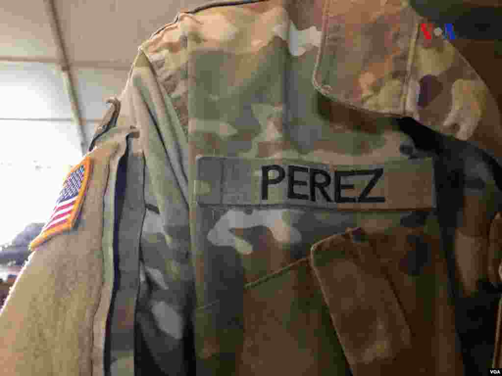 Like Daniel Pérez, there are other military personnel whose first mission has been securing the border between Mexico and the United States. Pérez, who is the son of Mexican migrants, understands the desperation of the members of the caravan, but still insists that people have to respect the rules.