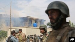 Pasukan keamanan Afghanistan mengamankan lokasi gedung pemerintah pasca serbuan oleh militan Taliban (12/5). 