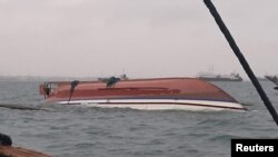 Salah satu kapal feri yang terbalik di kota Iloilo Filipina tengah, Sabtu (3/8). 