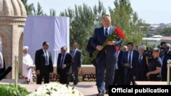 Qozog'iston Prezidenti Nursulton Nazarboyev Samarqandda Islom Karimov qabrini ziyorat qilmoqda, 12-sentabr, 2016-yil.