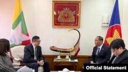 ဟောင်ကောင် လုံခြုံရေးဗျူရိုအကြီးအကဲ Tang Ping-keung က ဒီနေ့ သောကြာနေ့မှာ မြန်မာကောင်စစ်ဝန်ချုပ် ဦးဟန်ဝင်းနိုင်နဲ့တွေ့ဆုံပြီး ကျားဖြန့်ငွေလိမ်းဂိုဏ်းတွေမှာ ပိတ်မိနေတဲ့ ဟောင်ကောင်ဒေသခံတွေလွတ်မြောက်ရေး ဆွေးနွေးစဥ်။ (ဇန်နဝါရီ ၁၇၊ ၂၀၂၅/ Photo: HK.gov)