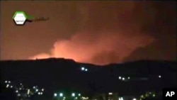 Asap membumbung di Damaskus, Suriah pasca serangan udara Israel hari Minggu dinihari (5/5).