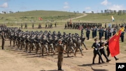 中国军队2022年8月31日在俄罗斯远东地区的一个射击场参与俄罗斯主办的“东方-2022”军事演习。