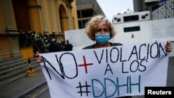 Una persona sostiene un cartel en una protesta de maestros, trabajadores de la salud, jubilados y empleados públicos contra el gobierno del presidente de Venezuela, Nicolás Maduro, en Caracas, Venezuela, el 23 de agosto de 2022. REUTERS/Leonardo Fernández Viloria