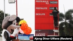 Pekerja SPBU Pertamina mengubah harga BBM usai pengumuman kenaikan harga BBM di Bekasi. (Foto: REUTERS/Ajeng Dinar Ulfiana)