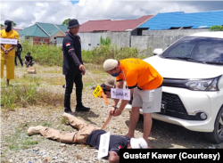 Rekonstruksi kasus pembunuhan dan mutilasi di Mimika, Timika, Papua digelar Sabtu (3/9). (Foto: Courtesy/Gustaf Kawer)