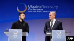 Predsjednici Ukrajine i Njemačke, Volodimir Zelenski i Olaf Šolc, tokom zajedničke konferencije za štampu u okviru Konferencije za obnovu Ukrajine, u Berlinu 11. juna 2024. (Foto: AFP/Odd Andersen)
