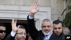 Le Premier ministre du Hamas Ismail Haniyeh (à droite) et le Premier ministre égyptien Hesham Kandil ( à gauche) salue la foule à Gaza, le 16 novembre 2012.