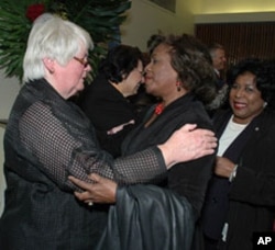 Jill Sheffield accepting congratulations after Family Care International received the United Nations Population Award in 2008.