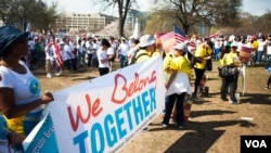 A crowd fills the lawn on Capitol Hill in Washington D.C. during the "Rally for Citizenship," where immigrants and their supporters rallied for immigration reform, April 10, 2013. (Alison Klein for VOA)