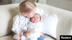 Pangeran George dan Putri Charlotte dalam foto yang dirilis kerajaan Inggris pekan lalu.