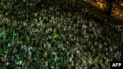 六四31周年香港人首次非法燭光悼念 年青人高呼港獨口號