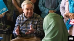 ကုလသမဂ္ဂ အတွင်းရေးမှူးချုပ် အန်တိုနီယို ဂူတာရက်စ် ဘင်္ဂလားဒေ့ရှ် နိုင်ငံ ကော့ဘဇားမှာ ရိုဟင်ဂျာ ဒုက္ခသည်များနှင့် တွေ့ဆုံစဥ်။ - ဓာတ်ပုံ - António Guterres X လူမှုမီဒီယာ