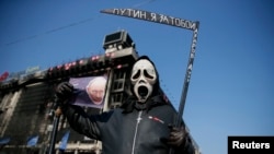 Pensioners wait outside a branch of the National Bank of Greece to get their pensions on June 29, 2015 in Athens. 