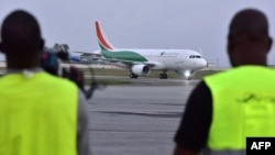 Un avion de la compagnie Air Cote d'Ivoire, a atterri à l'aéroport Felix Houphouet-Boigny d'Abidjan, le 18 juillet 2017.