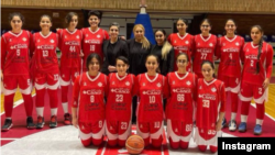 تصویری که فرزانه جمامی، سرمربی تیم بسکتبال کنکو، از تیم دختران خود بدون حجاب اجباری، منتشر کرده است. آرشیو 