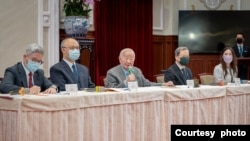 台湾积体电路制造公司创办人张忠谋(左3）2022年11月21日在台湾总统府记者会上说明代表蔡英文总统参加亚太经济合作组织经济领袖会议成果。（图片来源：台湾总统府）