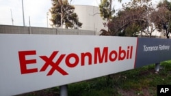 FILE - Tanda untuk Refinery Torley Mobil Exxon di Torrance, California, 30 Januari 2012. Sebuah ledakan dan kebakaran di sebuah kilang minyak di Torrance, California, pada hari Sabtu memaksa penghentian sebagian pabrik tersebut.