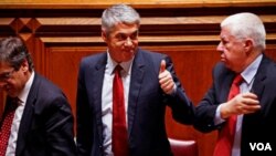 El primer ministro de Portugal, Jose Socrates, junto al ministro de Economía, Fernando Teixeira dos Santos.
