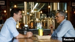 Kanadski premijer Trudo i bivši američki predsednik Obama u pivari u mestu Kanata u Ontariu, 31. maja 2019.