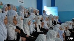 Sejumlah siswa perempuan di Afghanistan duduk di dalam kelas di sebuah sekolah di Kandahar, ketika tahun pelajaran baru pada 7 September 2022. (Foto: AFP/Javed Tanveer)