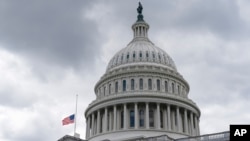 La bandera de EEUU ondea a media asta sobre el Capitolio trasa la muerte de la reina Isabel II, el jueves 8 de septiembre de 2022, en Washington.