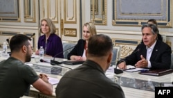 US Secretary of State Antony Blinken (R) meets with Ukrainian President Volodymyr Zelensky (L) in Kyiv on Sept. 8, 2022.
