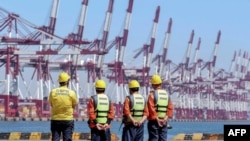 中国山东省青岛港码头上的工人。（2022年9月7日）