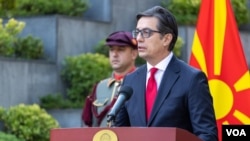 За сите останати кандидати, Пендаровски вели дека ги почитува и дека со сите има коректни односи, иако изјавите на дел од нив за ревизија, или поништување на Рамковниот, Преспанскиот и Договорот со Бугарија ги смета за обид за кревање на рејтингот.