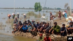 Korban banjir besar akibat hujan monsun menunggu bantuan dari Angkatan Darat Pakistan di distrik Qambar Shahdadkot di Provinsi Sindh, Pakistan, Jumat, 9 September 2022. (AP/Fareed Khan)
