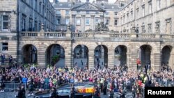 El rey Carlos de Inglaterra, la princesa Ana, la princesa real, el príncipe Andrés, el duque de York y el príncipe Eduardo, conde de Wessex caminan detrás de la procesión del ataúd de la reina Isabel, desde el Palacio de Holyroodhouse hasta la Catedral de St Giles, Edimburgo, Escocia, Gran Bretaña, el 12 de septiembre , 2022. Lesley Martin/Pool vía REUTERS