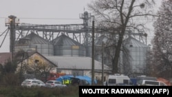 Polisi Polandia menyelidiki lokasi di mana serangan rudal menewaskan dua orang di Desa Przewodow, Polandia timur, dekat perbatasan dengan Ukraina yang dilanda perang. Polandia mengatakan tidak memiliki bukti yang jelas tentang siapa yang meluncurkan rudal tersebut.