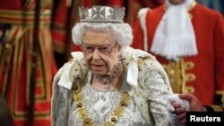 La reina Isabel II avanza por la Galería Real antes de pronunciar su discurso durante la apertura estatal del parlamento en el Palacio de Westminster en Londres, Reino Unido, el 14 de octubre de 2019.