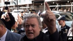 El ex estratega de la Casa Blanca, Steve Bannon, habla con miembros de la prensa después de llegar a la corte, el jueves 8 de septiembre de 2022, en Nueva York.