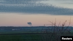 El humo se eleva en la distancia, en medio de informes de dos explosiones, vistas desde Nowosiolki, Polonia, cerca de la frontera con Ucrania el 15 de noviembre de 2022 en esta imagen obtenida de las redes sociales por medio de Stowarzyszenie Moje Nowosiolki, vía Reuters.