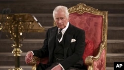 El rey Carlos III de Gran Bretaña se sienta en Westminster Hall, donde ambas cámaras del parlamento se reúnen para expresar sus condolencias tras la muerte de la reina Isabel II, en Westminster Hall, en Londres, el lunes 12 de septiembre de 2022.