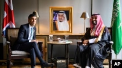 PM Inggris Rishi Sunak (kiri) berunding dengan Putra Mahkota Arab Saudi Mohammed bin Salman dalam pertemuan bilateral di Nusa Dua, Bali Selasa (15/11). 