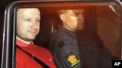 Norwegian Anders Behring Breivik (L), the man accused of a killing spree and bomb attack in Norway, sits in the rear of a vehicle as he is transported in a police convoy as he is leaving the courthouse in Oslo (File Photo - July 25, 2011)