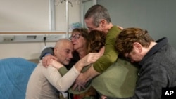 ลูอิส แฮร์ ชายวัย 70 ปี สวมกอดกับครอบครัวที่โรงพยาบาลในอิสราเอล หลังจากได้รับการช่วยเหลือจากทหารอิสราเอล ในปฏิบัติการที่เมืองราฟาห์ วันที่ 12 ก.พ. 2024