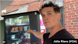 Bailey muestra una máquina expendedora localizada en HIPS y que contiene productos sanitarios, medicamentos y comida.