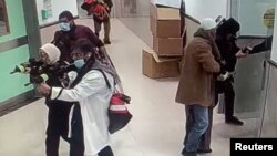 Tentara Israel yang menyamar sebagai petugas kesehatan saat menyerbu rumah sakit di Jenin, Tepi Barat Selasa (30/1). 