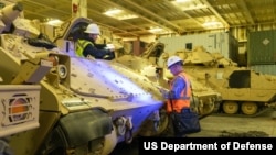 Војници подготвуваат борбено возило за прекуокеански транспорт на 25 јануари 2023 година во Јужна Каролина