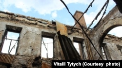 У травні росіяни двічі обстріляли багатопрофільну гімназія № 20 у Херсоні. Це перший середній навчальний заклад Херсона. Носить ім’я уродженця міста та вихованця гімназії, письменника Бориса Лавреньова та має статус пам’ятки історії