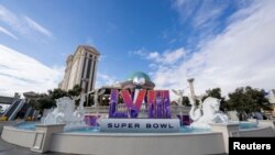 Cartel del LVIII Super Bowl frente al emblemático Caesars Palace de Las Vegas, Nevada. Crédito: Kyle Terada-USA TODAY Sports.