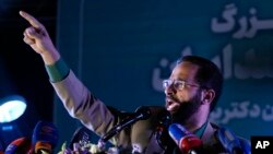 Pengacara asal Iran, Mohsen Borhani, berbicara dalam sebuah acara kampanye kandidat reformis Masoud Pezeshkian, di Teheran, Iran, pada 3 Juli 2024. (Foto: AP/Vahid Salemi)